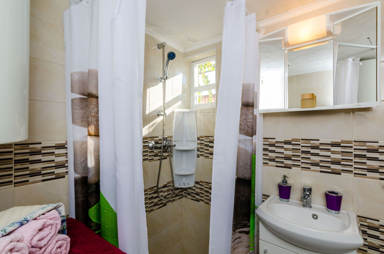Bathroom 3, Indy's Beach Apartments, Pojezerje