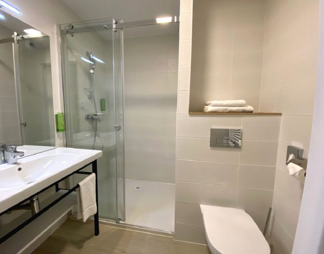 Bathroom 4, Courrier Sud, Haute-Garonne