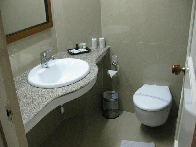 Bathroom 4, Hotel Paras Mahal, Udaipur