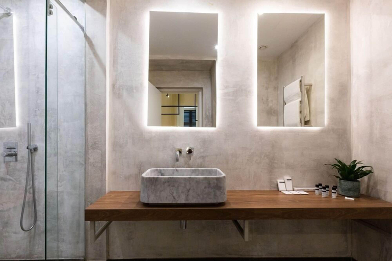 Bathroom 4, De la Valette