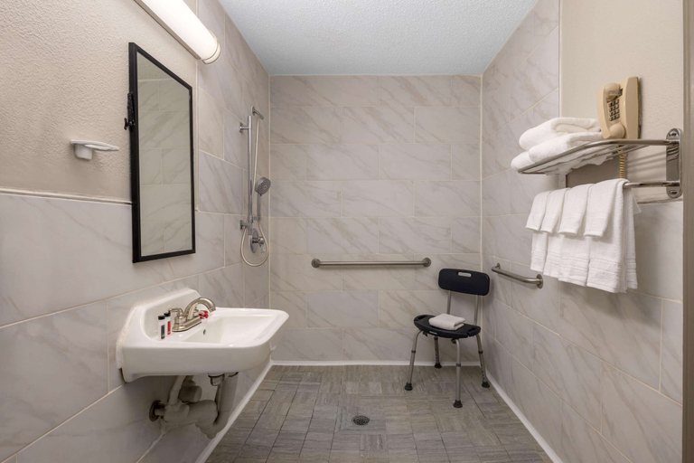 Bathroom 4, Days Inn by Wyndham Jackson, Butts
