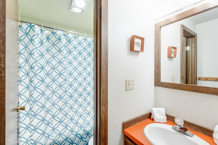 Bathroom 4, 33SW - WiFi - Fireplace - Amenities - Sleeps 4, Whatcom