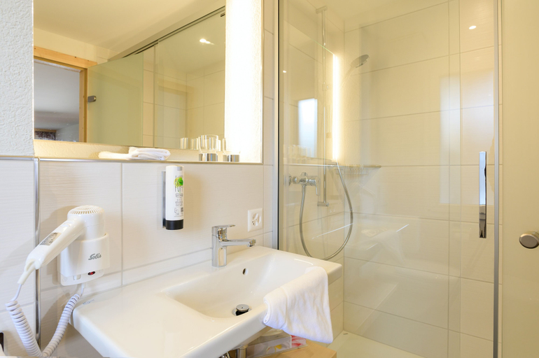 Bathroom 4, Hotel Caprice, Interlaken