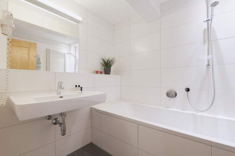 Bathroom 3, Hotel Gabl by Alpeffect Hotels, Landeck