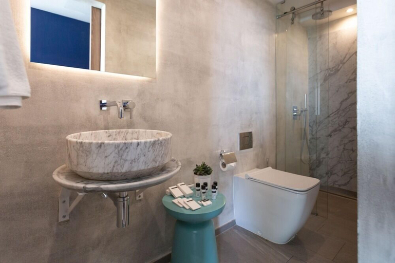 Bathroom 2, De la Valette