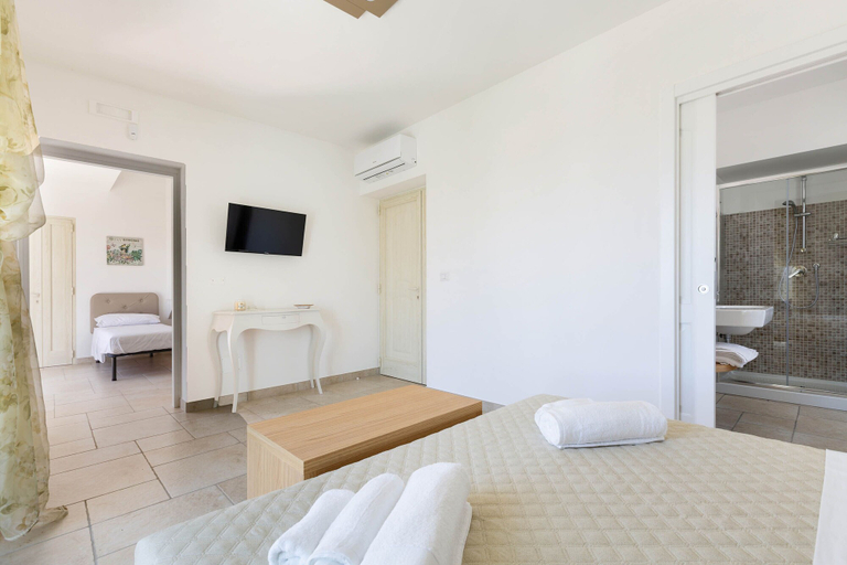 Bedroom 5, 1913 B&B I Tarocchi - Camera Quadrupla con Terrazza, Lecce