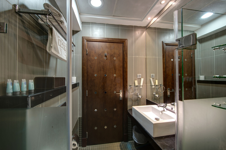 Bathroom 5, Beach Hotel Apartment, Dubai