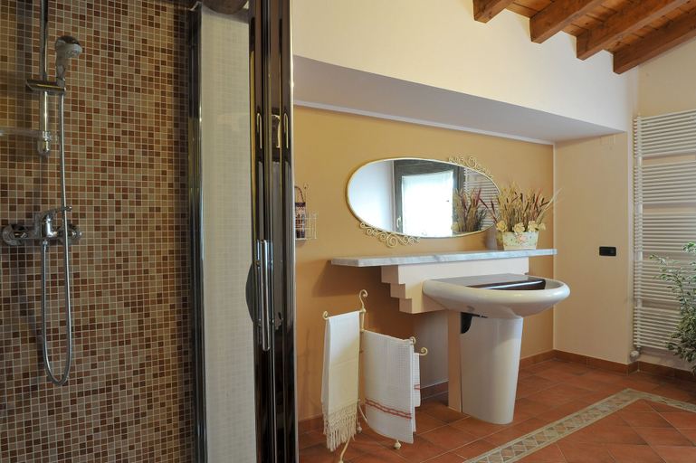 Bathroom 4, Olea Dei Holiday Apartments, Brescia
