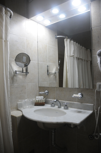 Bathroom 3, Hotel Embajador, Gualeguaychú