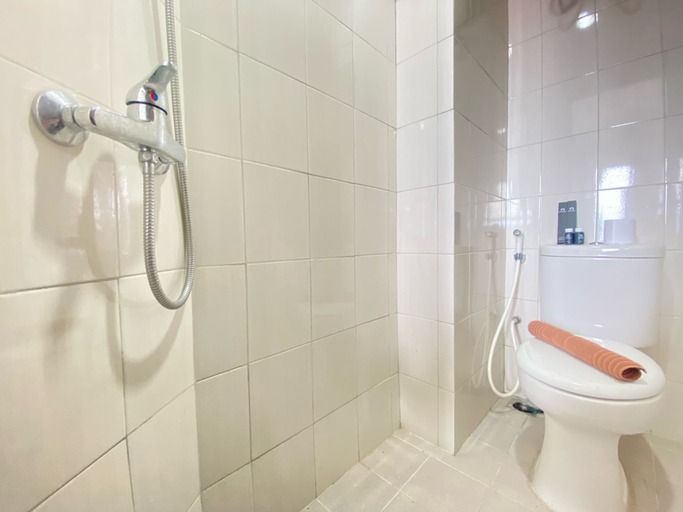 Bathroom 3, Spacious Studio Room At Mekarwangi Square Cibaduyut Apartment, Bandung
