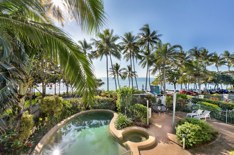Exterior & Views 2, Beachfront Bliss 3-bedroom Apartment with Sea View 4, Cairns