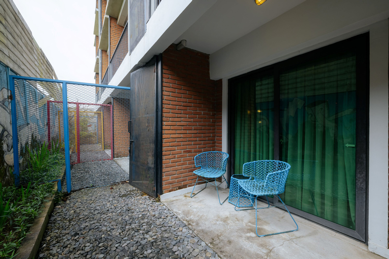 Exterior & Views