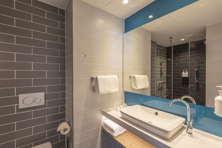 Bathroom 3, Holiday Inn Express D�SSELDORF - HAUPTBAHNHOF by IHG, Düsseldorf