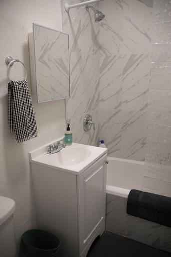Bathroom 4, Charming Studio in Beverly Boulevard! Sleeps 2!, Los Angeles