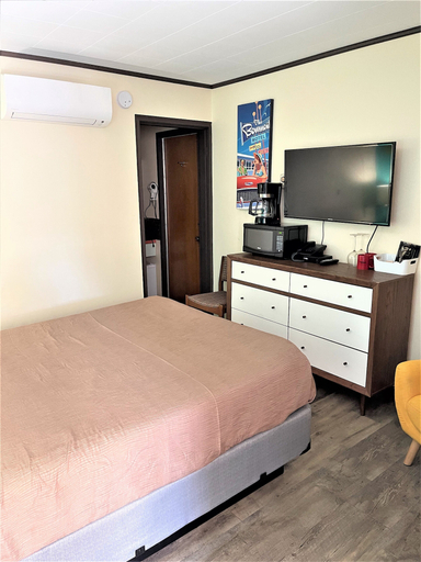 Bedroom 2, Bowmont Motel, Okanagan-Similkameen
