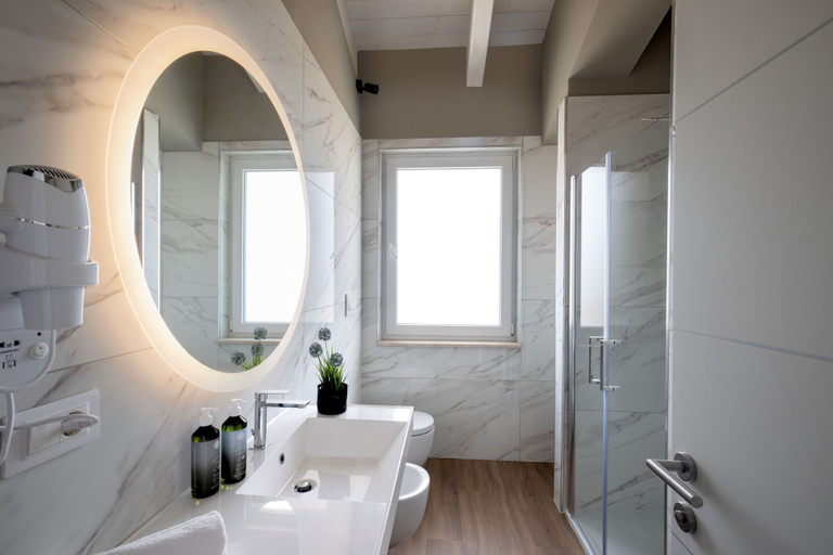 Bathroom 5, Hotel Della Piana, L'Aquila