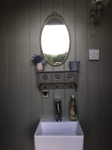 Bathroom, 1 Bed Shepherds Hut - Sleeps 2 -wood Fired Hot Tub, Somerset