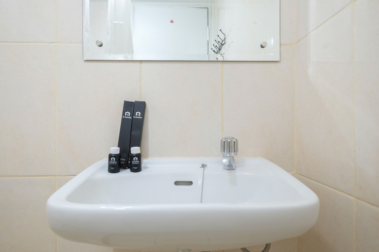 Bathroom 4, Elegant Studio at Springlake Summarecon Bekasi Apartment, Bekasi