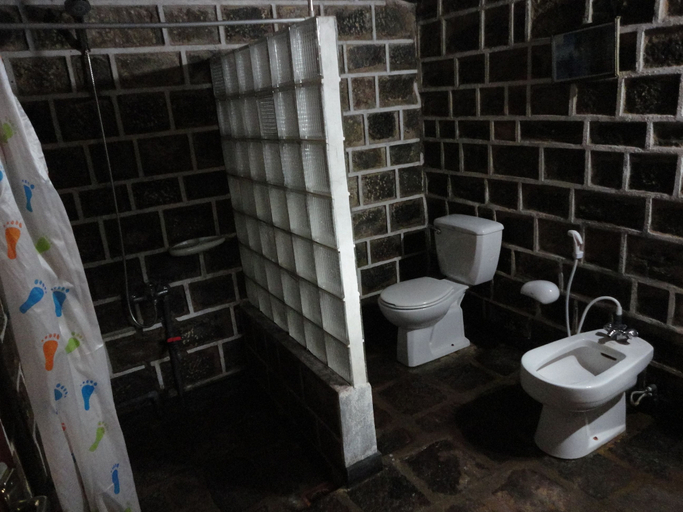 Bathroom 4, Castlereigh Holiday Bungalow, Ambagamuwa