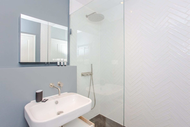 Bathroom 2, Modern & Spacious 1 Bedroom Apartment in London, London