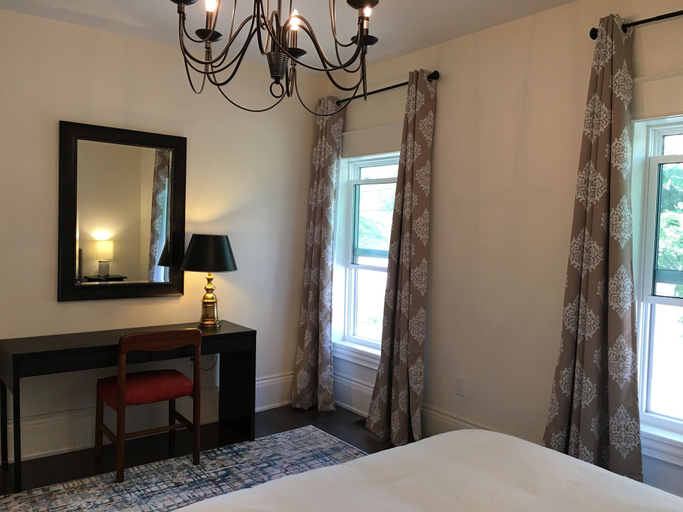 Bedroom 3, Beautiful 4BR Downtown House, Sleeps 10, Toronto