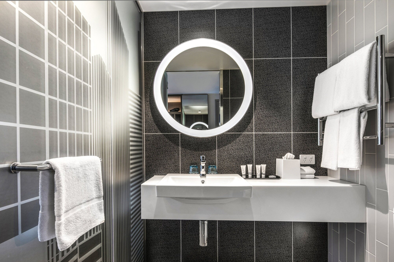 Bathroom 5, Holiday Inn Express MELBOURNE LITTLE COLLINS by IHG, Melbourne