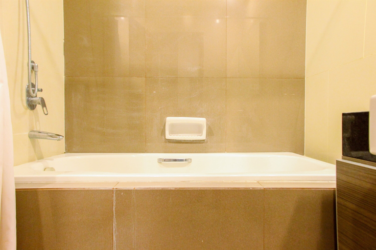Bathroom 5, Deluxe and Modern Studio M Gold Tower Apartment By Travelio, Bekasi