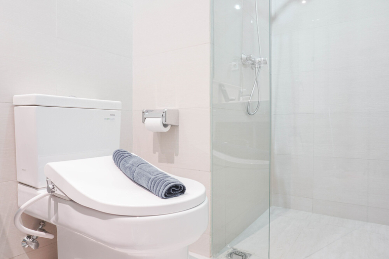 Bathroom 3, Comfy 1BR Sedayu City Suites Apartment, East Jakarta