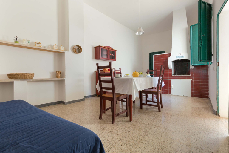 Interior, 2165 Casa del Chidro, Taranto