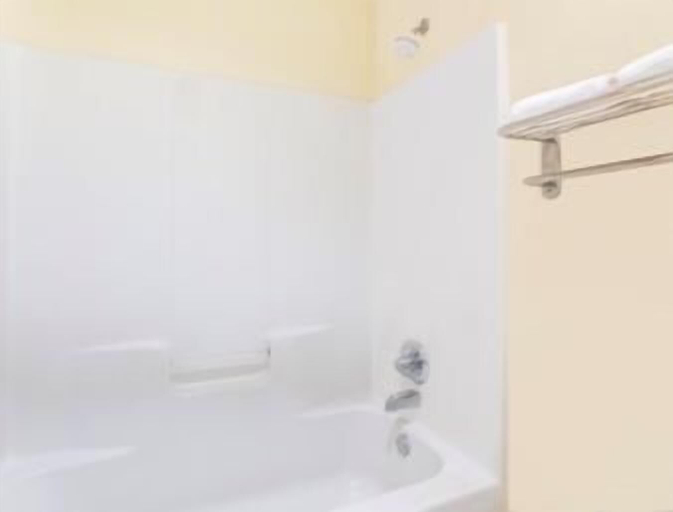 Bathroom 4, Super 8 by Wyndham Dublin, Laurens