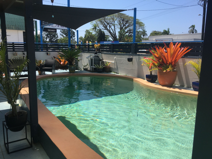 Black Marlin Motel, Johnstone