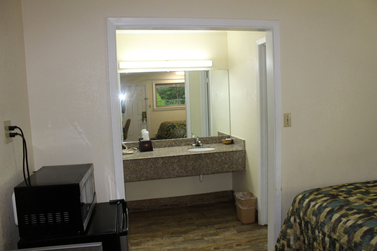 Others 4, EverGreen Inn & RV, Winn