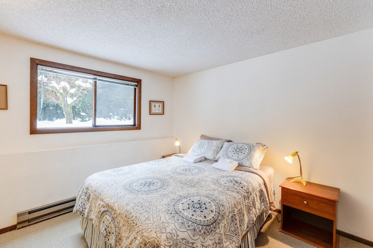Bedroom, 33SW - WiFi - Fireplace - Amenities - Sleeps 4, Whatcom