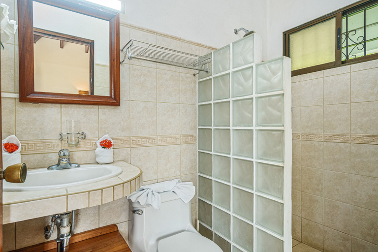 Bathroom 4, Guacamaya Lodge, Santa Cruz