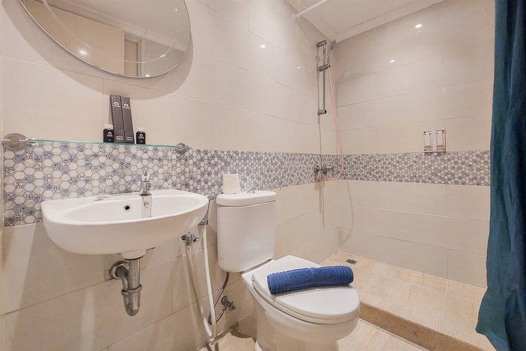 Bathroom 5, Comfortable and Restful 2BR at Great Western Apartment, Tangerang