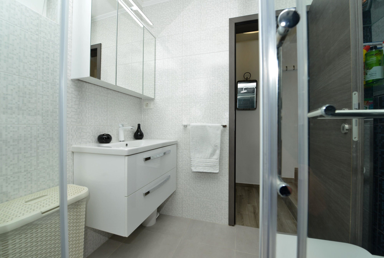 Bathroom 4, 2 Bedroom Apartment Sleeps 5 - Privat Pool, Zadar