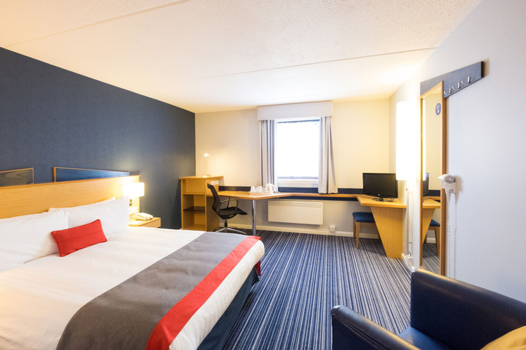 Bedroom 3, Holiday Inn Express PERTH by IHG, Perthshire and Kinross
