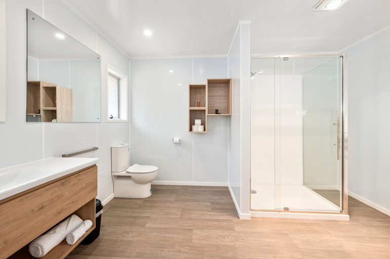 Bathroom 3, Ashleigh Court Motel, Rotorua