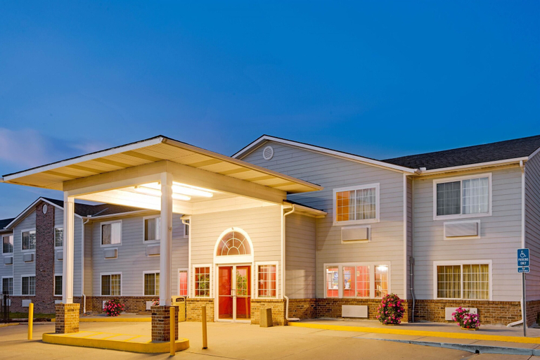 Exterior & Views 2, Super 8 by Wyndham Riverside/Kansas City, Jackson