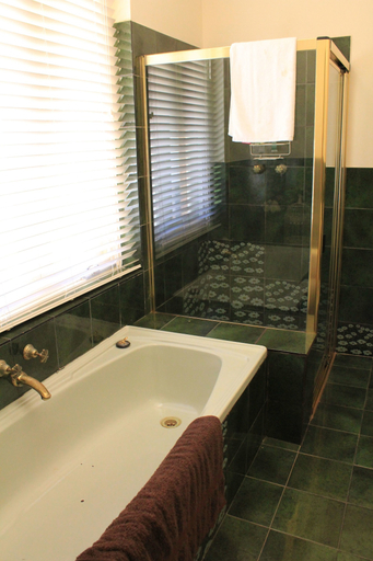 Bathroom 3, Cockburn House, Northern Areas