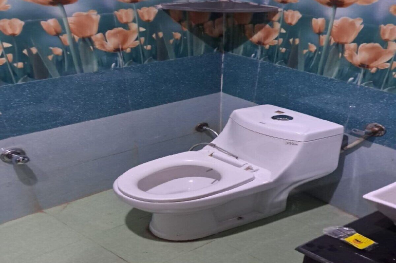 Bathroom 3, Hotel VEE, Chamba