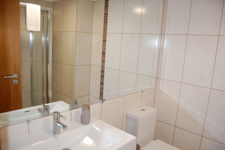 Bathroom 4, Atlantic Tower, Ponta Delgada