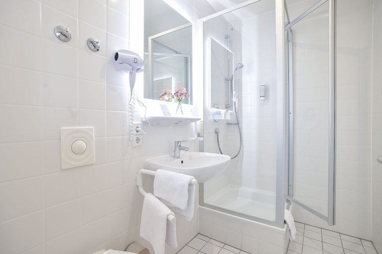 Bathroom 5, Habitat Esslingen, Esslingen