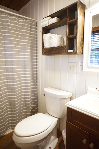 Bathroom 3, Shaver Lake Village Hotel, Fresno