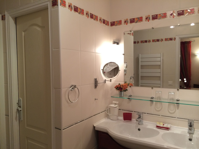 Bathroom 4, Les Sureaux, Dordogne