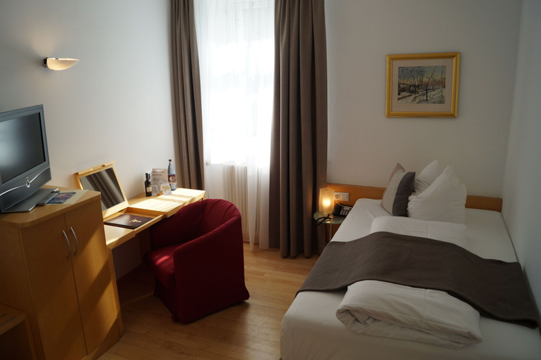 Bedroom 2, Landgasthof Hotel zur Post, Dingolfing-Landau