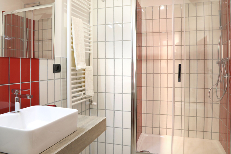 Bathroom 5, Primo a Destra, Campobasso