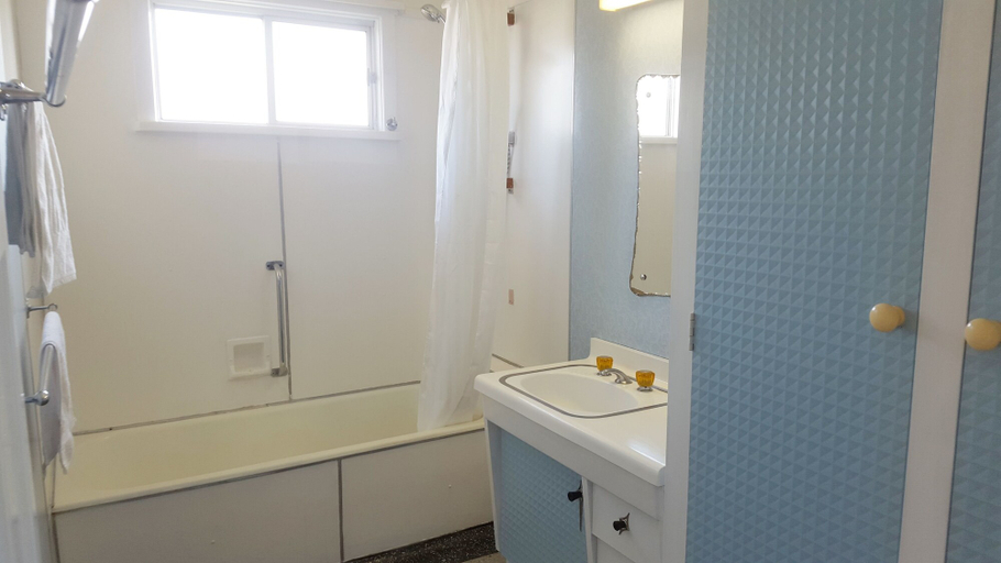 Bathroom 3, Sailor's Rest Holiday House, Lota