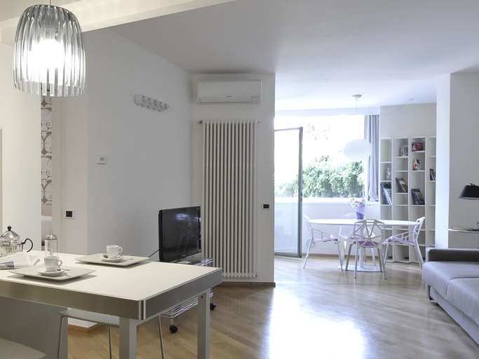In-room dining 3, GetTheKey Hills Garden Apartment, Bologna