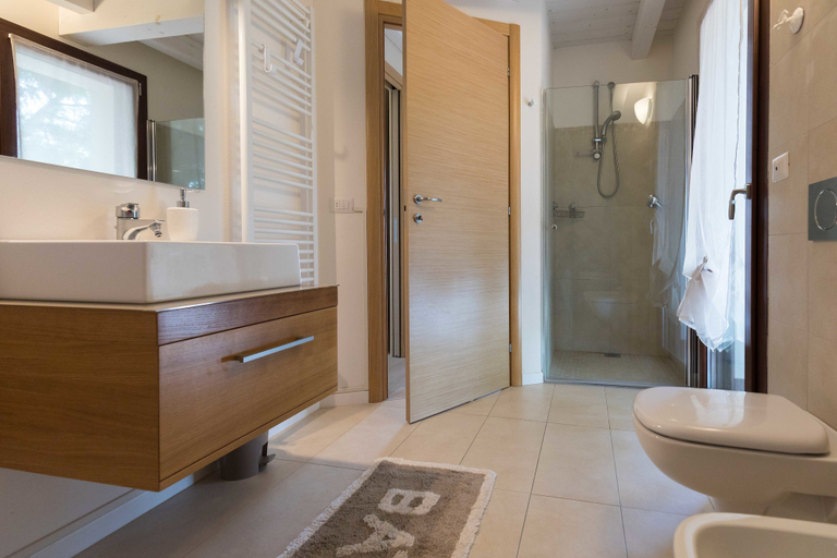 Bathroom 4, Tasso Apartments, Ferrara